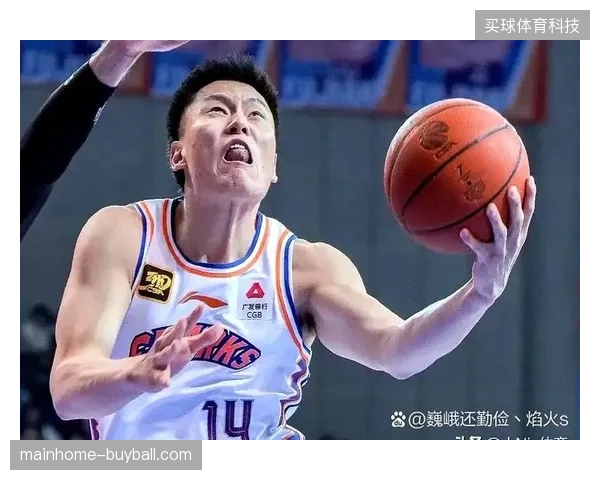 李弘权在上海队迎来了职业生涯的突破，其出色表现赢得了最佳阵容的一席